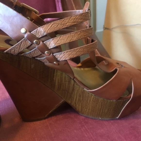 Guess wood wedges. Amazing gorgeous wood heels 😍 - Picture 2 of 5